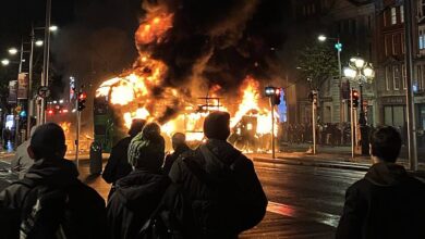 Tentes de réfugiés le long du Grand Canal à Dublin, reflétant les défis de l'immigration moderne.