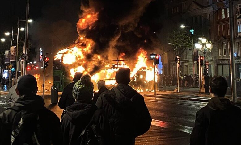 Tentes de réfugiés le long du Grand Canal à Dublin, reflétant les défis de l'immigration moderne.