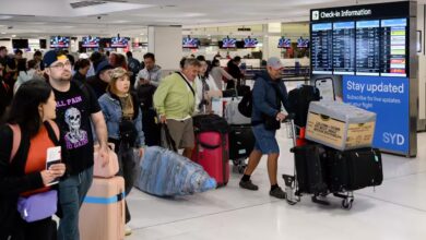 Passagers à l'aéroport de Sydney attendant un vol retardé en novembre